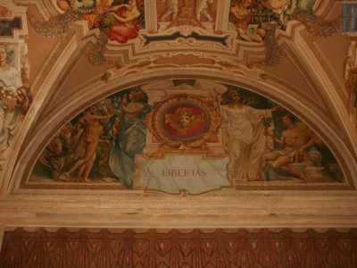 Sulla parete opposta � invece evidente il volto di una donna con sotto la scritta "Libertas", disegno effettuato per coprire un dipinto preesistente di Benito Mussolini